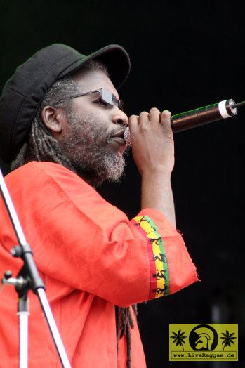 Macka B (UK) wit The Royal Roots Band 11. Chiemsee Reggae Festival, Übersee - Main Stage 21. August 2005 (6).jpg